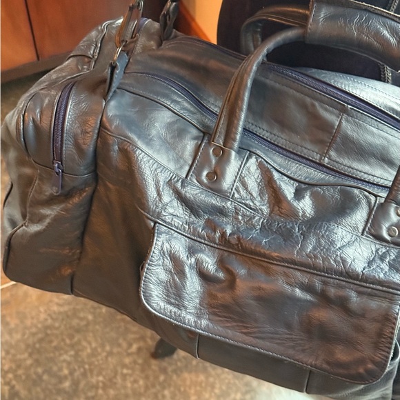 Mexican made navy blue leather carry on, duffle bag. Handles and removable strap - Picture 5 of 16